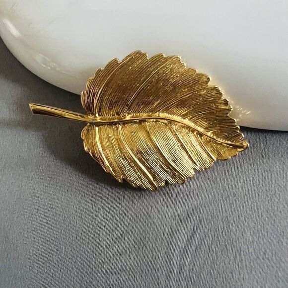 Vintage signed AK Anne Klein Brooch Leaf Brushed Gold Tone 1521 - Picture 4 of 8